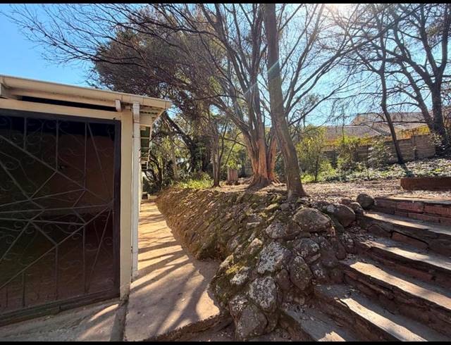 4 BEDROOM PROPERTY TO RENT IN MENLO PARK